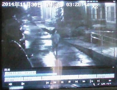 消瘦男子出现在视频画面中（画圈处）