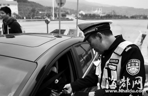 交警拦下违章车辆检查证件