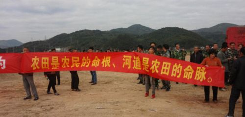 镇长洪荣带领上百人，全副武装，特地带了一辆120急救车，强制填埋河道