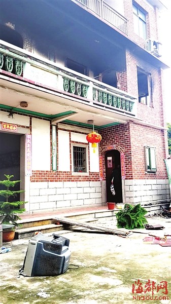 老汉家的二楼被烧得发黑，电视等物品散放在院子里