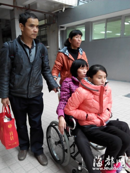由于患病，姐妹俩行走困难，只能坐在轮椅上，由家人推着四处求医(轮椅靠里为姐姐，靠外为妹妹)