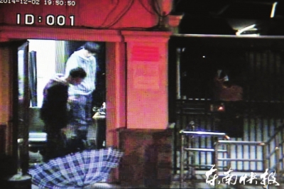 小区监控显示，保安被打倒在地