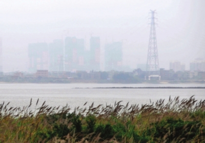 三环路往闽侯方向看，江边的建筑在雾中若隐若现