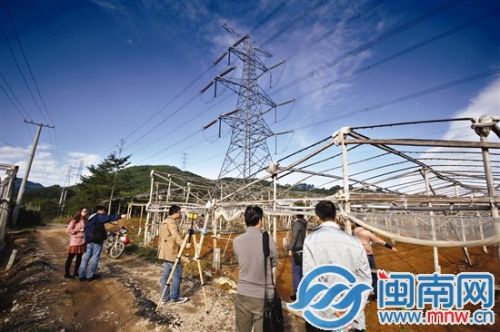 附近有高压线，省电科院工程师现场测量电场与磁场