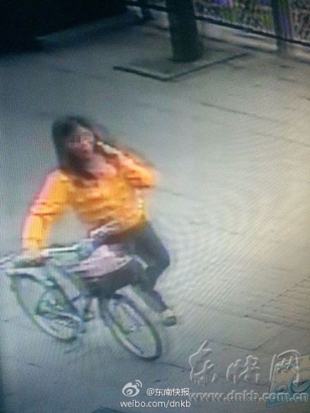 黄衣骑车女子