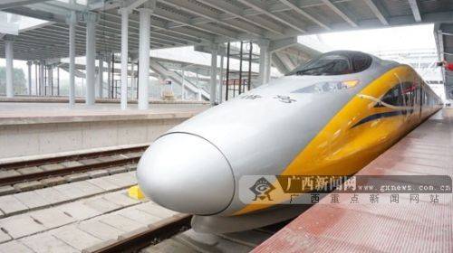 贵广铁路启动全线试运行 执行本次联调联试任务的&ldquo;黄医生&rdquo;动检车。