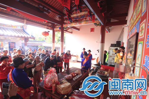 宗亲们在弼兴堂祭拜祖先