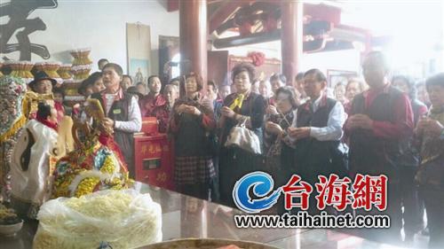 ▲远道而来的台胞祭拜华佗