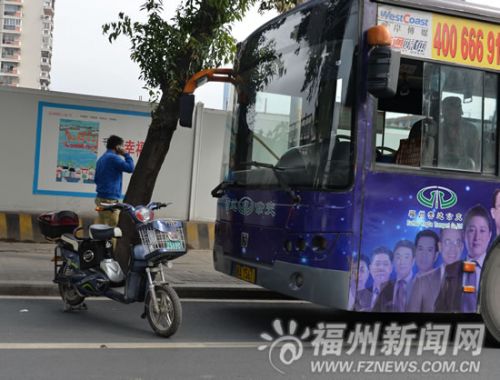 陈先生用电动车堵住公交车去路并打电话报警