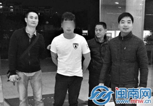 黄晓芳（右一）和同事抓获陈某洪（左二）