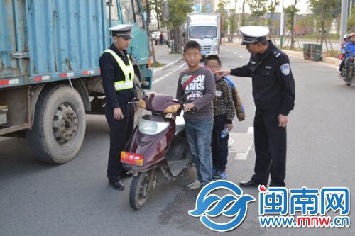 小杨和小黄私自骑车外出迷路