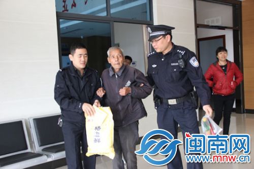 民警买了大米等生活用品，送迷路老人回家