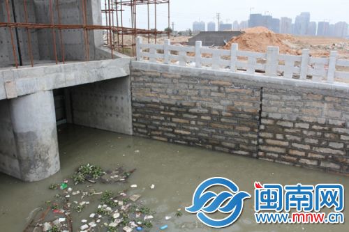 水闸外的水位线，比昨日上午10时水位高出1米多