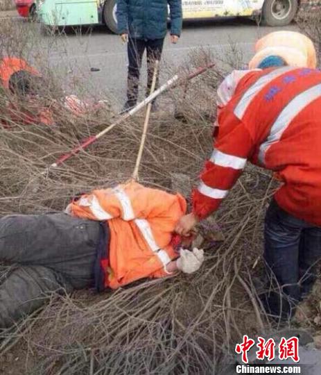 图为被撞伤的环卫工人。