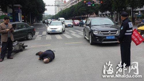 老人被小车撞倒在斑马线附近