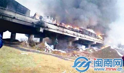 事故现场浓烟滚滚