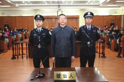 刘铁男在法庭上听候宣判。
