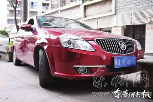 小張正在停車，車頭幾乎貼著花圃邊緣