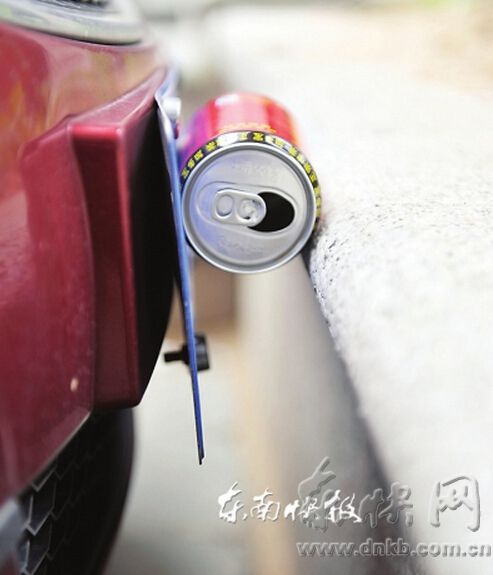 小張停好車后,車頭與花圃的間隙還放不下一個飲料罐