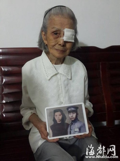 志愿者復(fù)制了檔案里的照片，和張淑英年輕的照片，合成了一張合影。她把照片放在身邊，說我終于可以和他說說心里話了