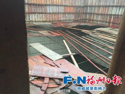 福州一工地有工人失足入污水后身亡~