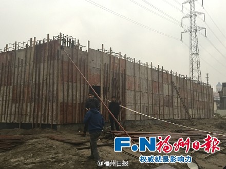 福州一工地有工人失足入污水后身亡