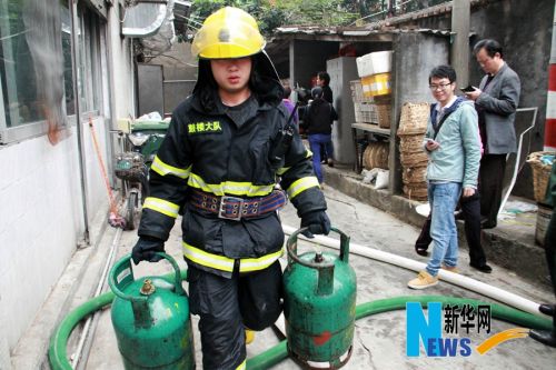 消防官兵第一時(shí)間搶出液化氣瓶，防止爆炸事故的發(fā)生