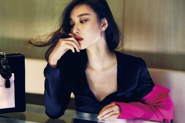 倪妮浪漫风情大片 白裙雪中精灵明艳可爱女人尽显百变魅力