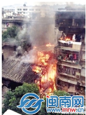 一木屋燃起的大火引燃了隔壁五樓陽臺的衣物