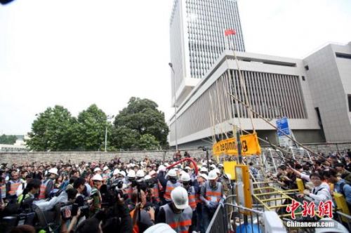 12月11日上午，香港非法&ldquo;占领区&rdquo;清除障礙物。原诉方代理人在金钟清障行动进行了两个半小时，已完全清除禁制令范围内所有非法障碍物。