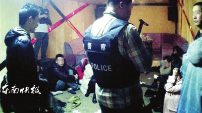 警方現(xiàn)場抓獲涉嫌吸毒人員