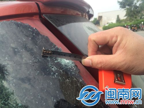  一小车后车窗被击中，弹孔达1厘米
