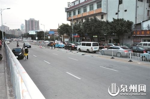 道路中央隔离护栏被撞倒一片