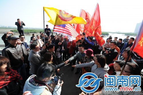 两车队会合握手