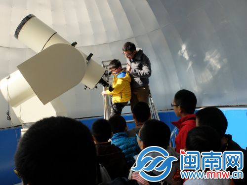 老师在教小记者看太阳