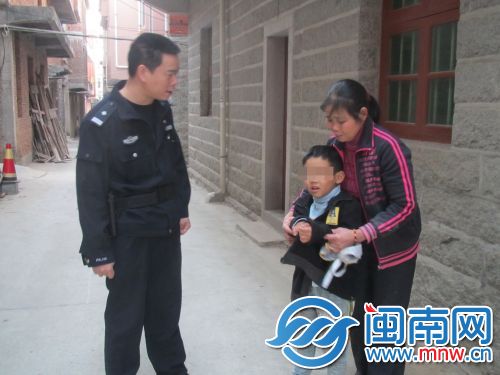 虚惊一场，郑警官终于安全将小男孩送回了家