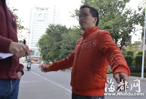 小林向记者讲述事发经过