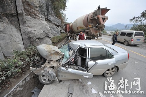 水泥罐车与教练车都撞上了山体，教练车内还有不少血迹