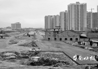 火车南站附近，几座房子挡在正在施工的道路中间