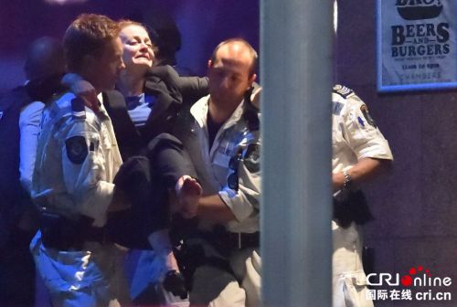 悉尼人质劫持事件结束：警方与劫持者交火致3死多伤
