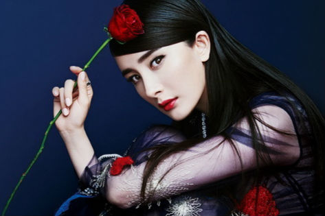 楊冪紅唇冷艷登VOGUE1月圣誕特刊封面 成熟魅惑嫵媚高貴