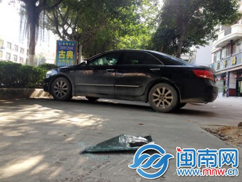 被撬的主要是大众等平民车，玻璃侧窗被整块扔在现场