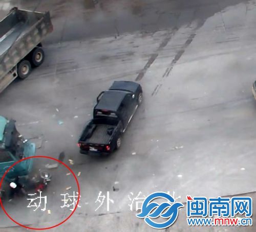 被卷入车底前，骑手惊险逃离（监控截图画圈处）