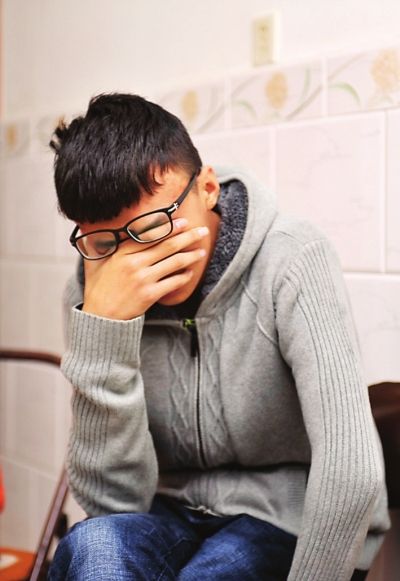 儿子黄征刻意压抑随时可能爆发的哭泣