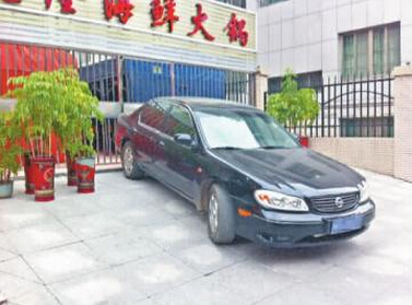省一建车站旁违章停车。