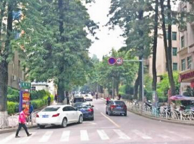 　梅岭路路口白色车辆违停。