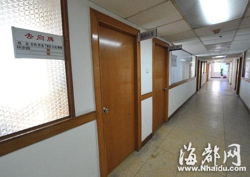 　　昨日上午十时林，宗辉的办公室门紧闭，门口去向牌显示其“下基层”