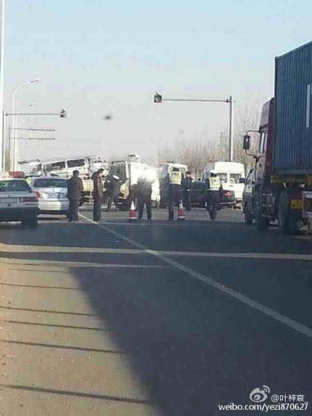 天津武清区小学校车追尾事故现场图片 肇事司
