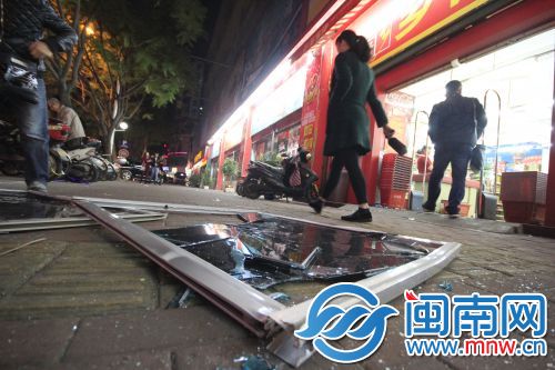 玻璃窗掉落的地方刚好位于超市门口,人流量大