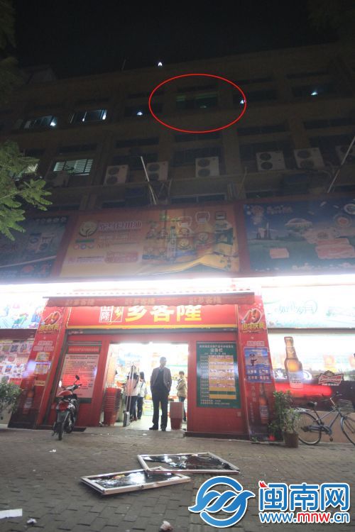 画圈处为玻璃窗掉落的窗户